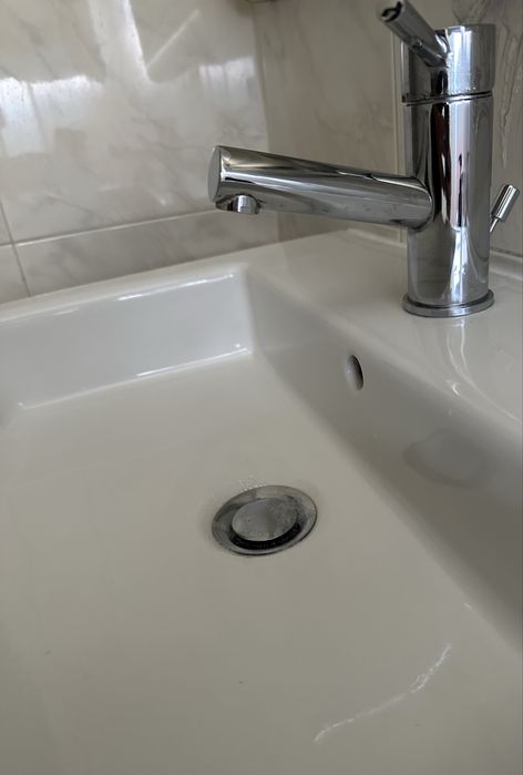 Lavatório Suspenso Roca com torneira Bruma