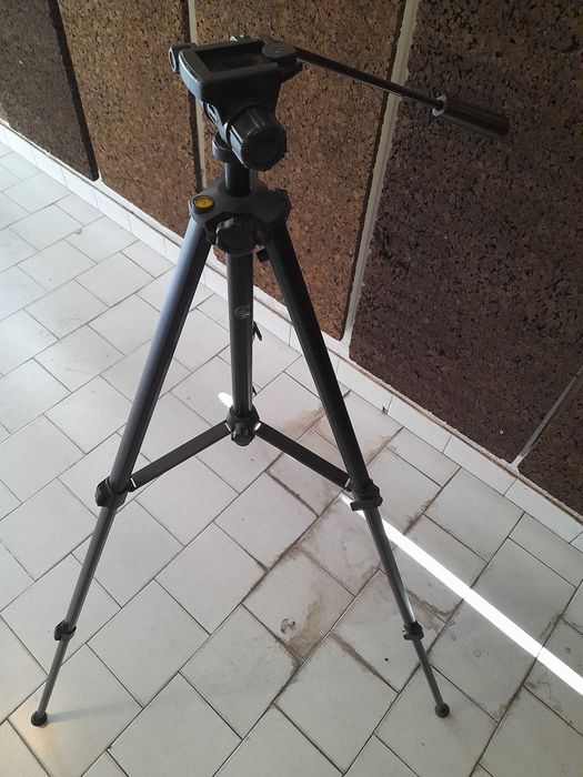 Tripé  SONY com nivelador  usado como novo para câmaras de fotografar.