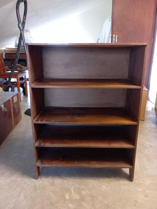 Móvel antigo com prateleiras