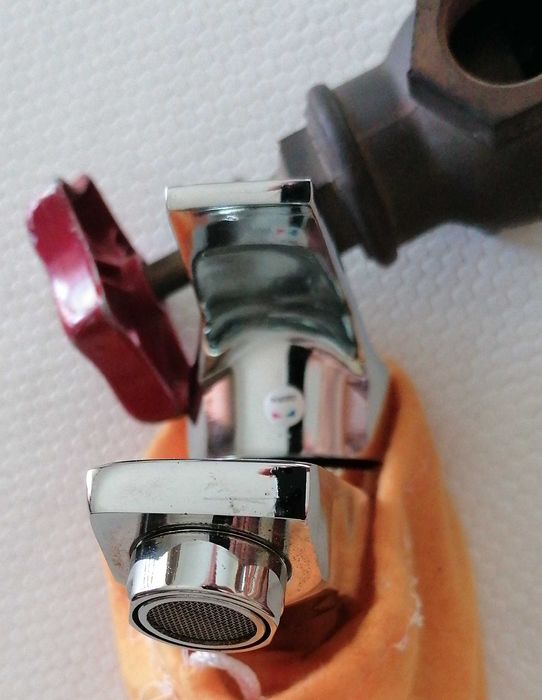 Torneiras , 1 e 3/4 de polegada, uma de passagem e de bancada, cada 5€64309614399234121