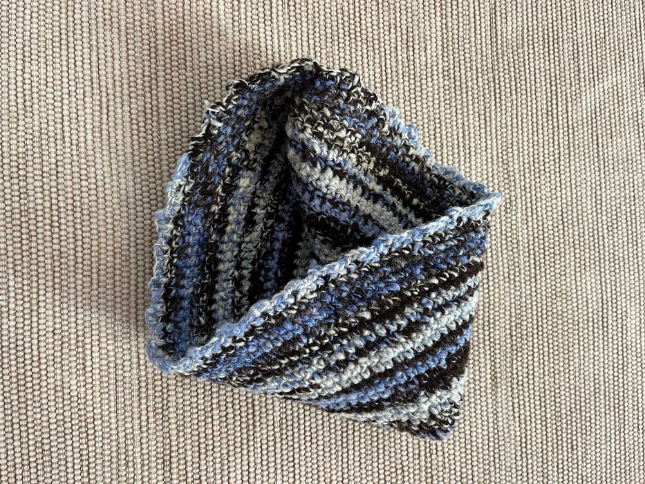 Gorro Tricô Artesanal | Feito à Mão | Tons de Azul