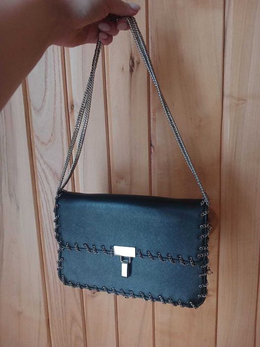 Чорна сумочка на плече з цепочкою