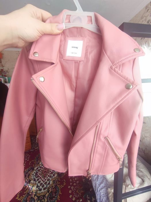 Продам на дівчинку 128 см