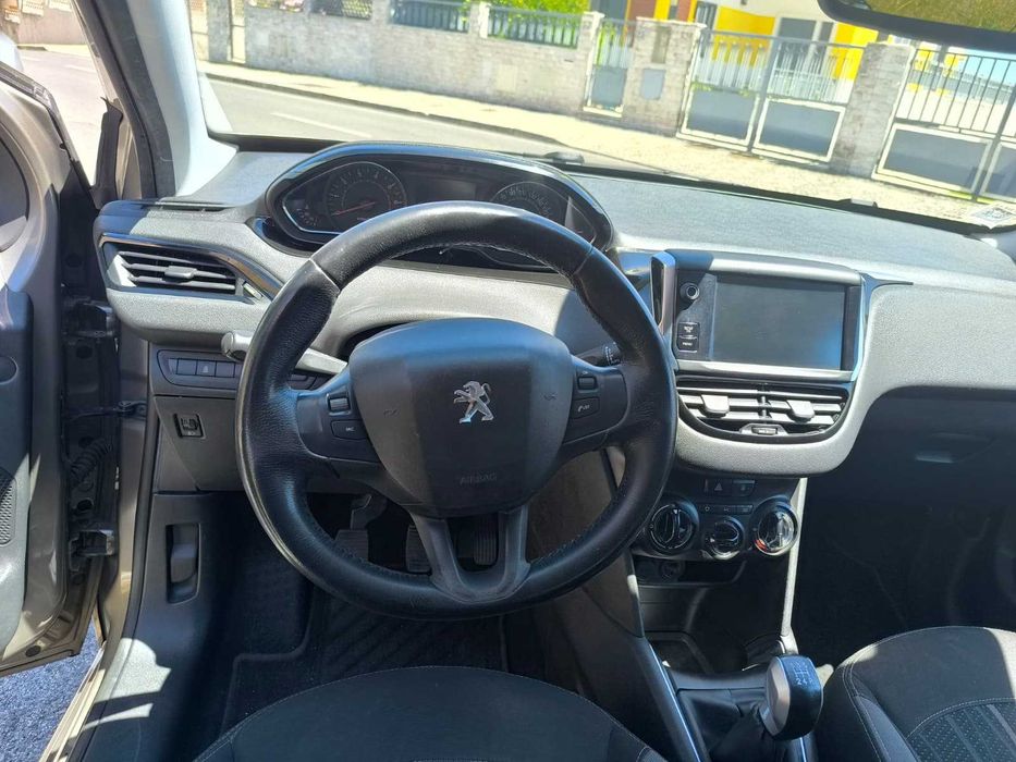 Peugeot 208 — fotografia 9