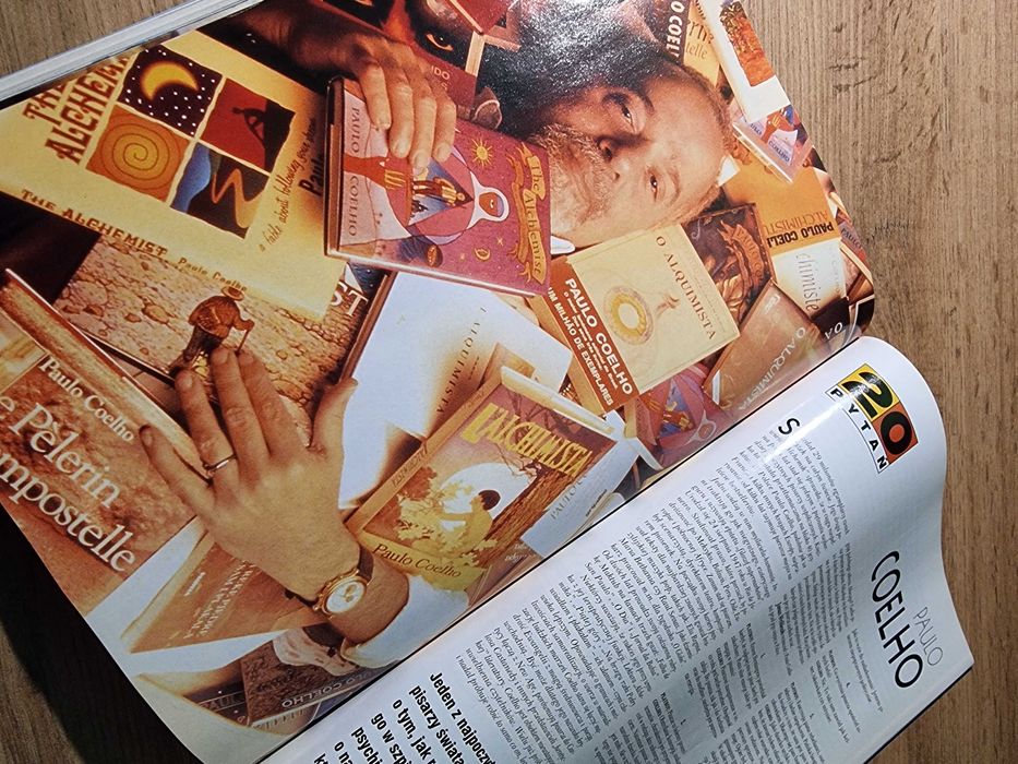 Playboy 8/000 - Kristi Cline, Angie Everhart, Jeff Bezos, Paulo Coelho