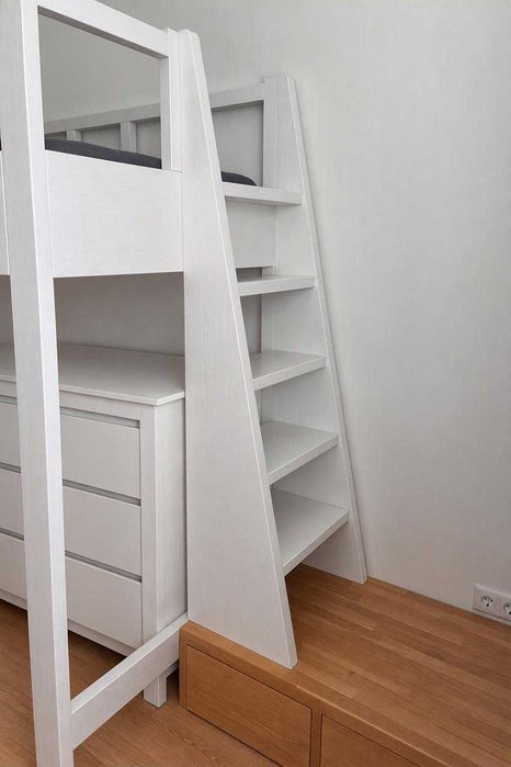 Wyjątkowe łóżko piętrowe z funkcjonalnym podestem