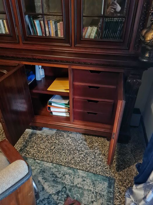 Estante de livros em madeira