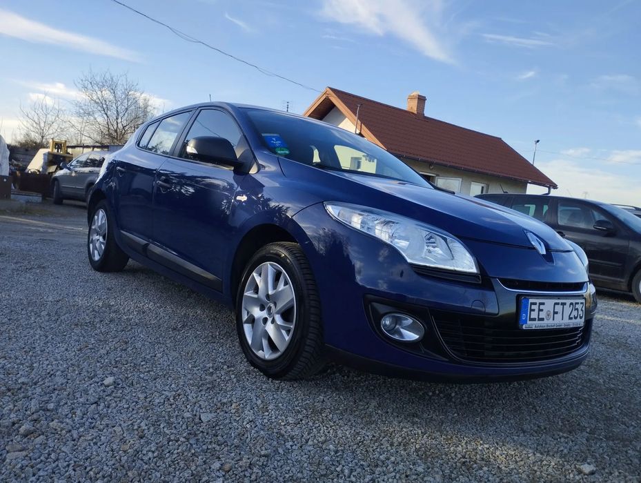 Renault Megane 1.6. Benzyna Prosty silnik Stara generacja 2013r. 163926km. Navigacja