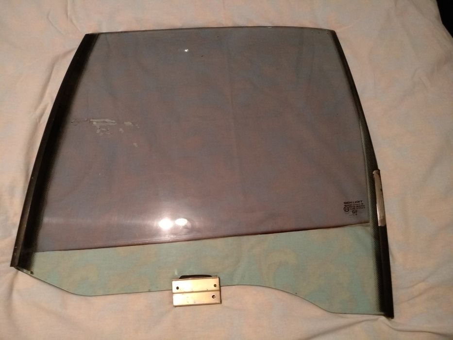 Стекла боковые (в двери) для Мерседес 124