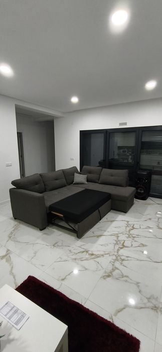 Sofá-Cama com Chaiselongue e Arrumação – Impecável!