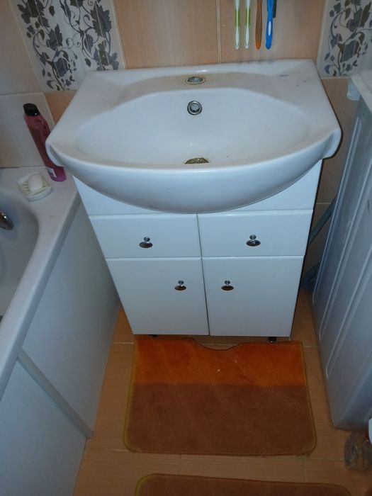 Умивальник, дзеркало