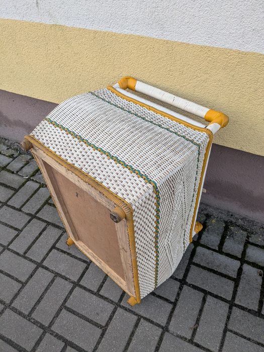 Stary kufer pleciony z czasów PRL-u