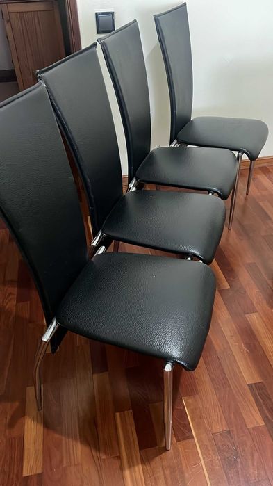 Mesa de jantar/sala de estar com 4 cadeiras por 100 euros para desocupar