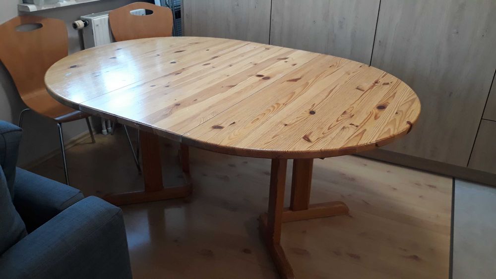 Okrągły, drewaniany stół, rozsuwany, 4 krzesła