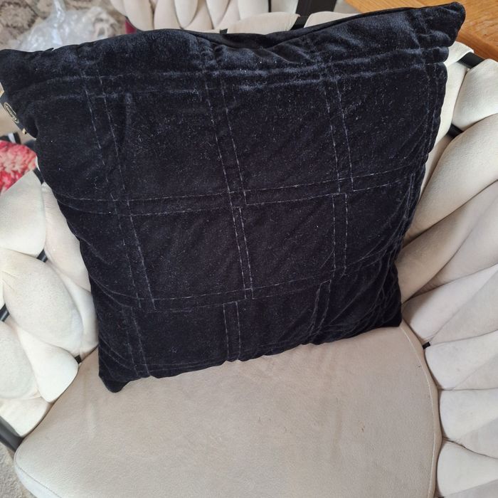 Dwie poszewki na poduszki Eurofirany czarne pikowane loft nowe
45cm x
