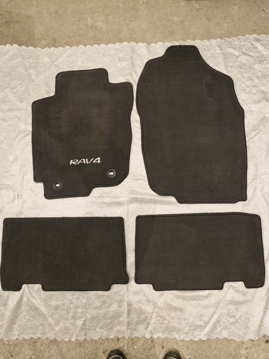 Продам комплект оригінальних ворсових килимків тойота рав 4