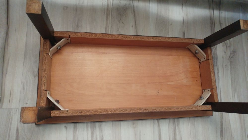 Stabilny niski stolik