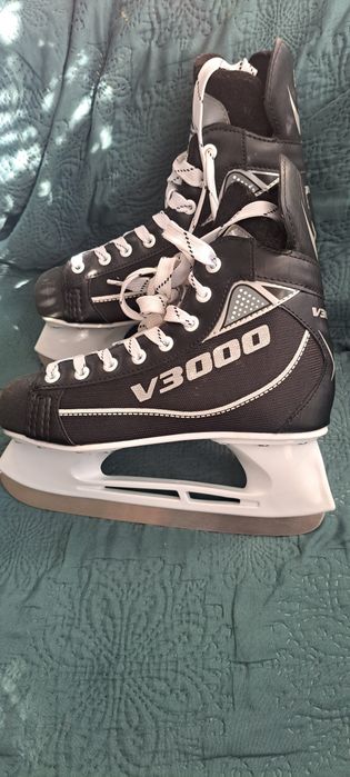 Łyżwy Hokejowe V3000 Brand Soort 39
Długość wkładki prawie 28cm

#diadora#aidasydiadora#adidasymeskie43#adidasy43
