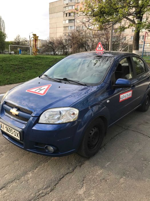 Автоінструктор з водіння автомобіля на автоматі