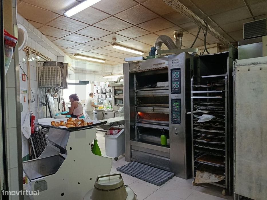Pastelaria e Padaria com fabrico próprio, para trespasse, em Esgueira,