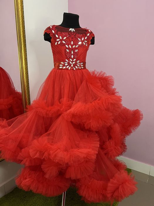 Розпродаж випускних суконь для дівчаток в садочок