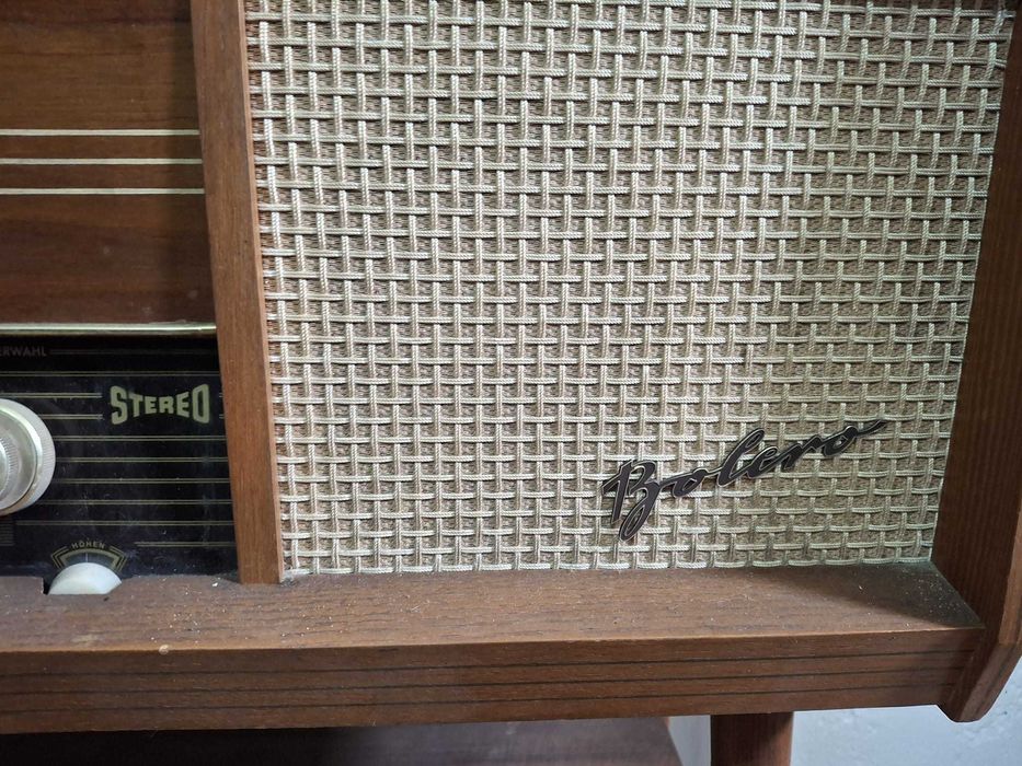 Móvel rádio e Gira Discos Vintage