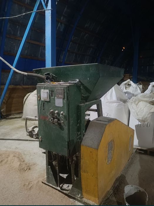 Продам складське приміщення с.Березівка ,500 м, 23 сотки  землі