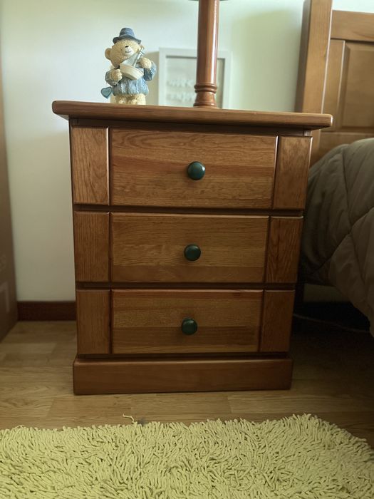 Cama de solteiro +colchão+estrado + mesica de cabeceira e cadeira
