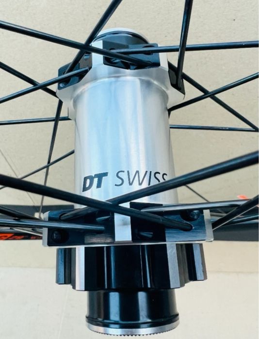 Piasta Przednia DT SWISS sztywna oś 15x110 ROCK SHOX RS1 PREDICTIVE 28H Maszynowe Łożyska Tarcza 6 śrub Straight Pull PRO