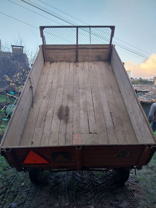 Reboque tri-basculante 4 toneladas