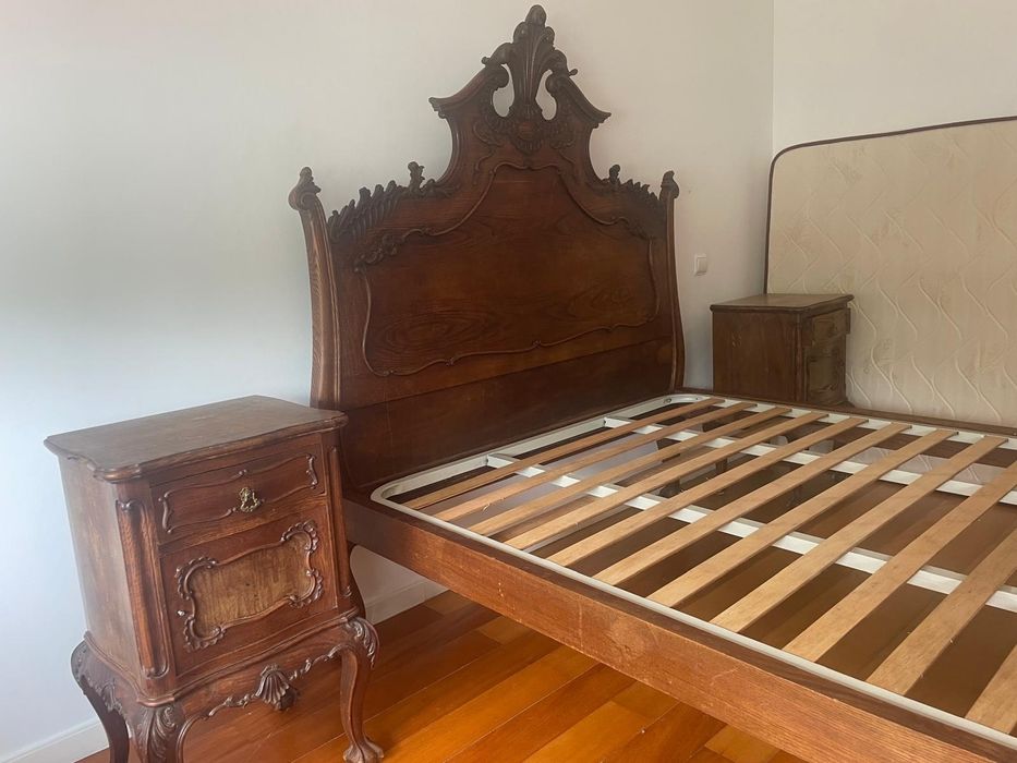 Cama antiga em carvalho + 2 mesinhas cabeceira