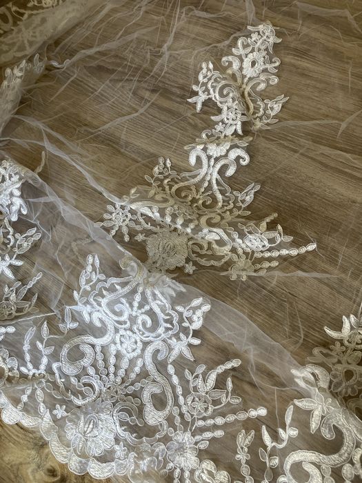 Piękny katedralny długi welon z koronką