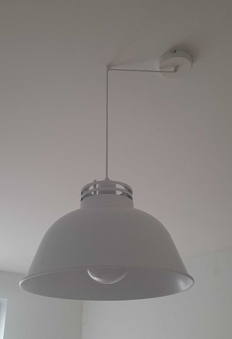 Biała metalowa lampa