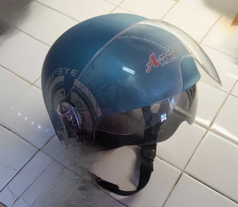 Capacetes usados para ciclista, vários