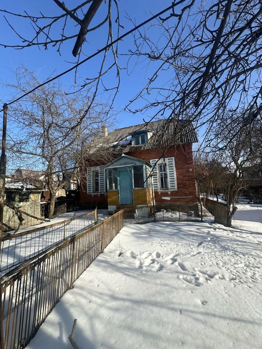 Продам будинок коло річки,в центрі міста