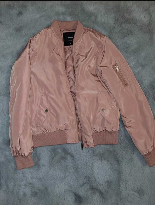 Pudroworóżowa kurtka bomberka