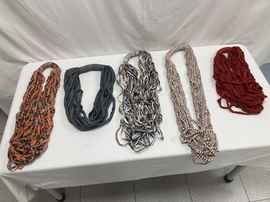 Lote 21 Colares, Cachecol em trapilho