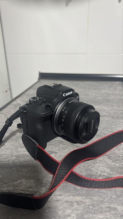 Câmera canon EOS R100