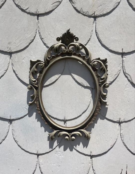Moldura oval em metal estilo barroco / rococó