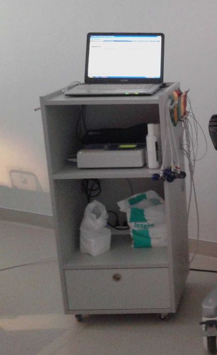 Móvel com rodas para uso em clinica