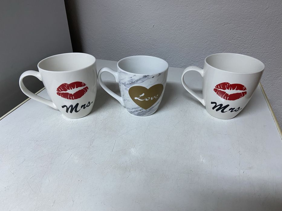 Tres canecas novas nunca foram usadas