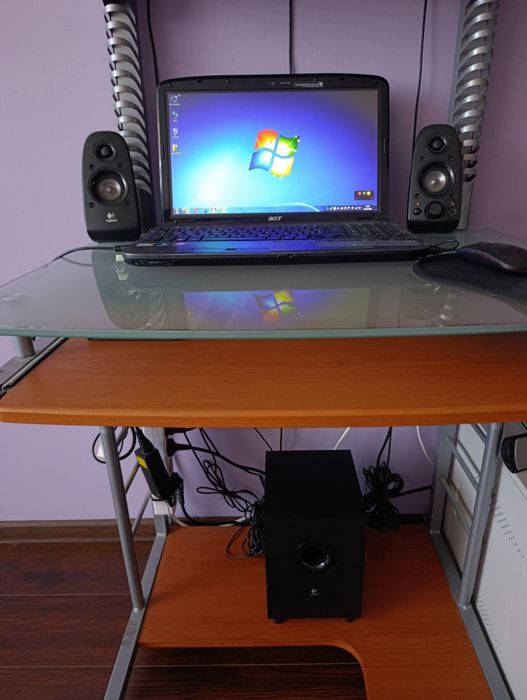 Ноутбук, столик, акустика