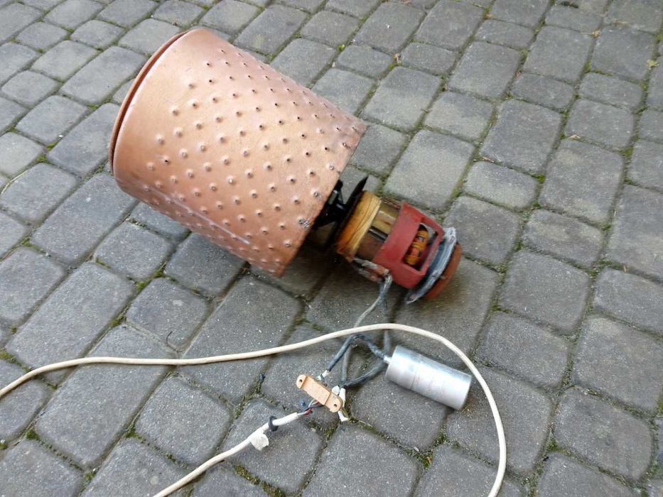 Silnik elektryczny starej wirówki Bauknecht z bębnem