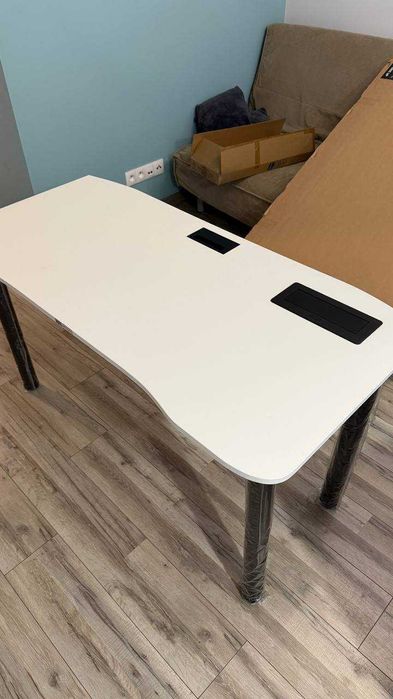 Nowoczesne biurko z przepustami kablowymi i listwą zasilającą