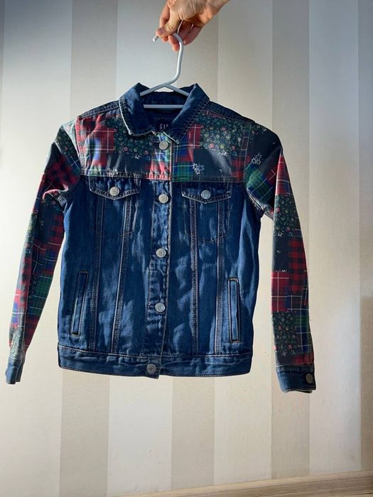 Джинсовая куртка GAP M  з клетчатимі і квітковими вставками 132-140см/8-9лет