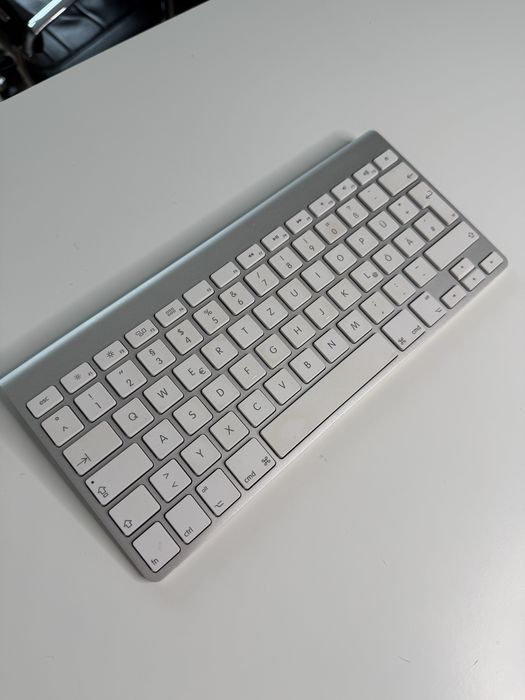 klawiatura apple na baterie.