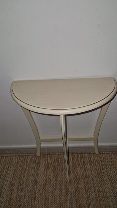 Mesa de apoio em meia lua