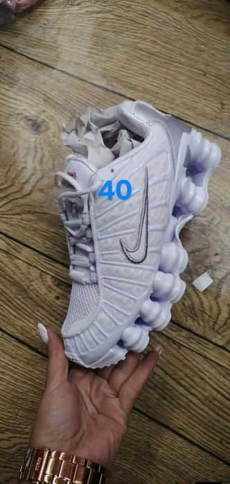 Damskie buty sportowe Nike Shox – rozmiar 40 – białe – NOWE