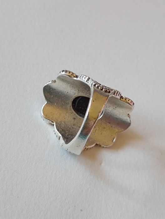 Duży grawerowany pierścień