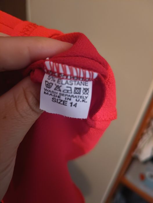 Sukienka czerwona z falbanka